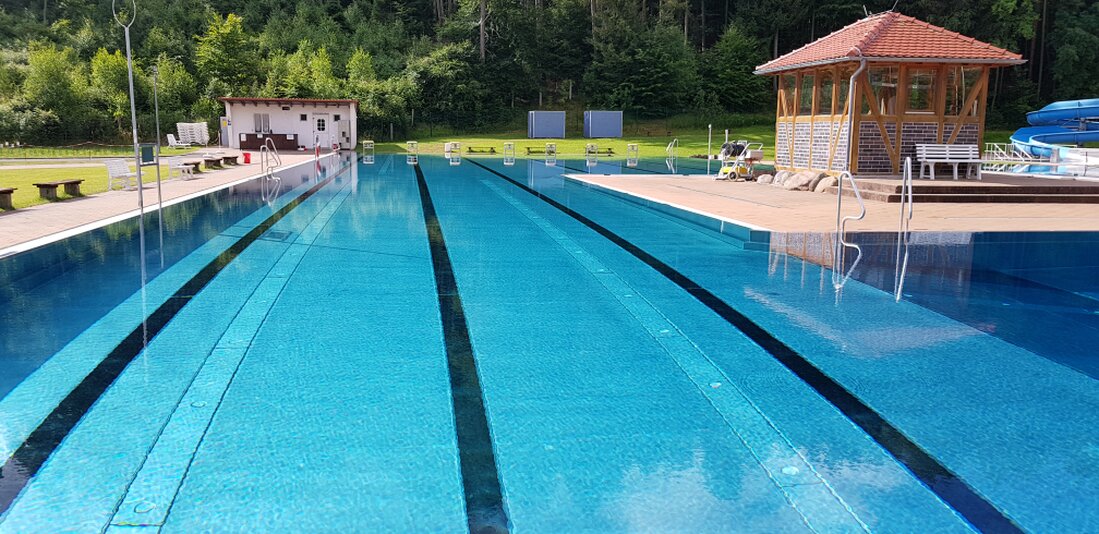 Schwimmer im 50-Meter-Sportbecken beim Bahnenschwimmen