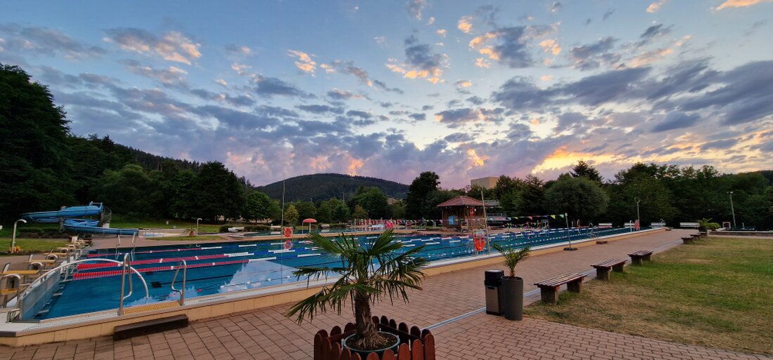 Familien mit Kindern im flachen Becken des Freibad Geraberg