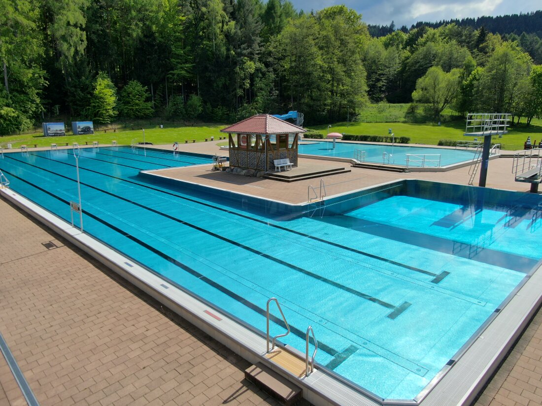 Gerades 50-Meter-Becken mit markierten Schwimmbahnen