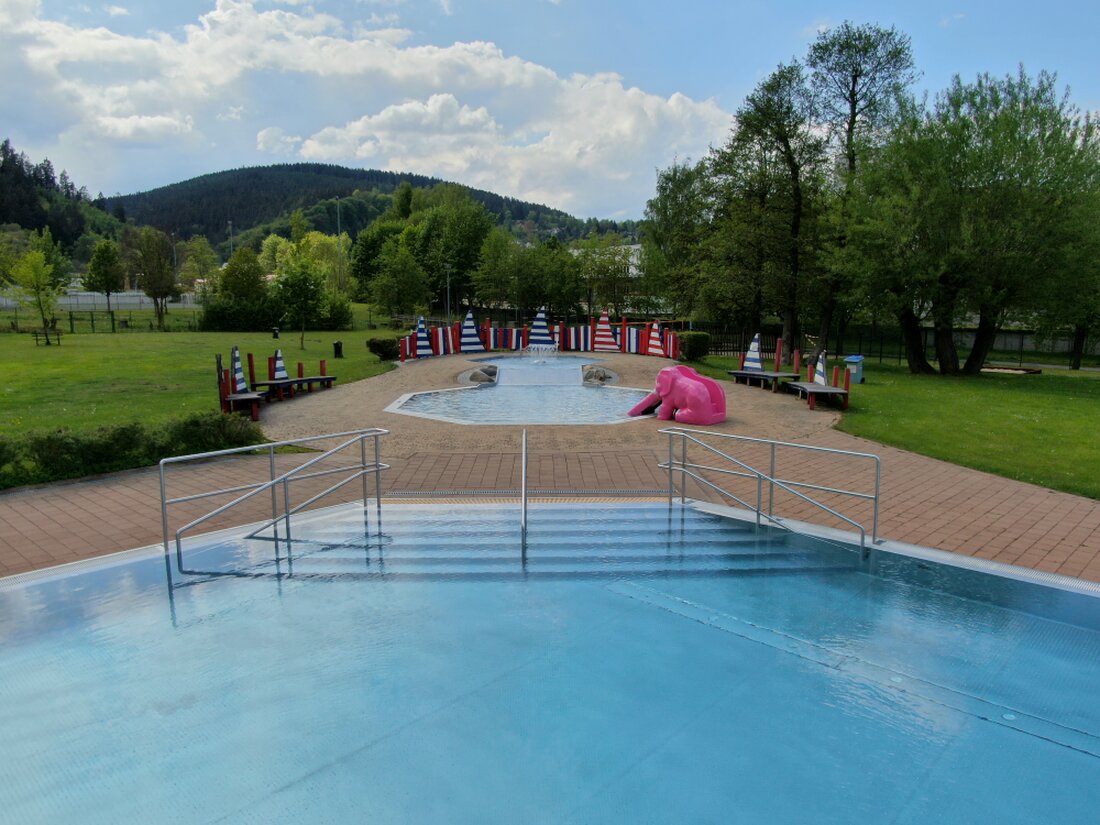 Kleinkinder planschen im flachen Kinderbecken