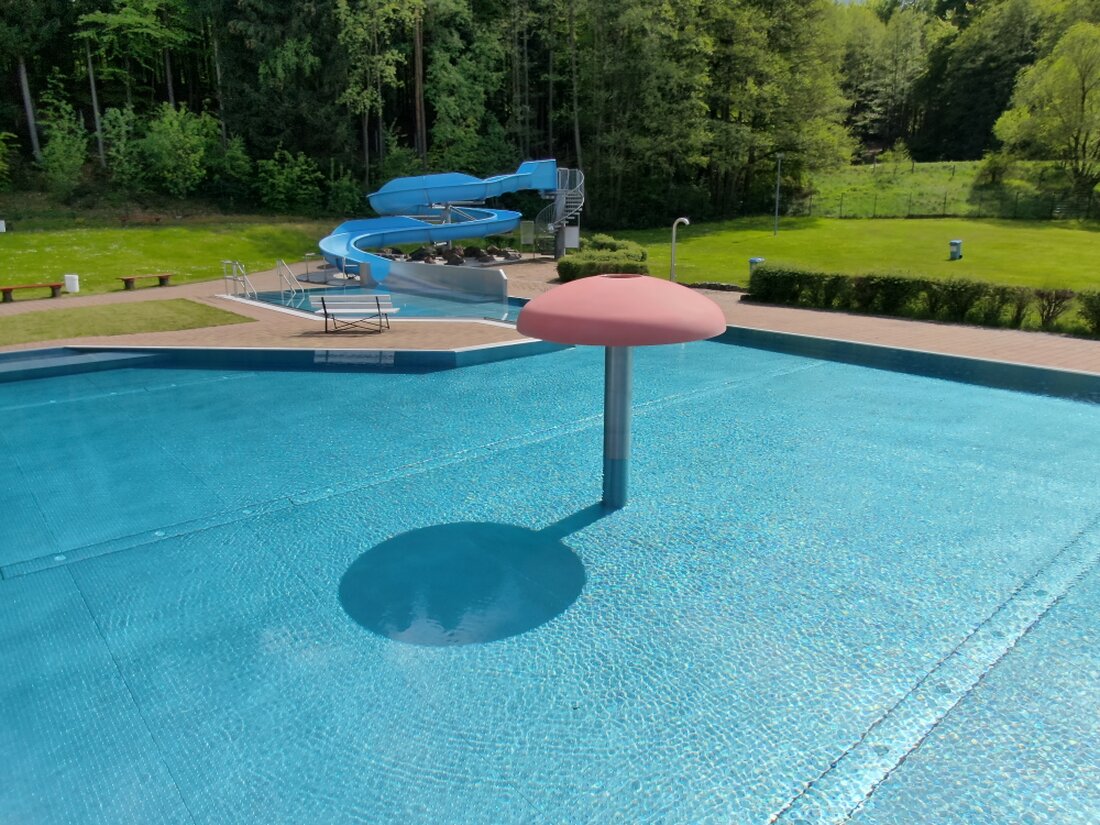Nichtschwimmerbecken mit kleiner Rutsche im Freibad