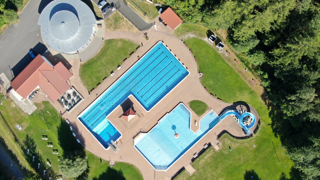 Freibad Geraberg umgeben von viel Grün im Thüringer Wald