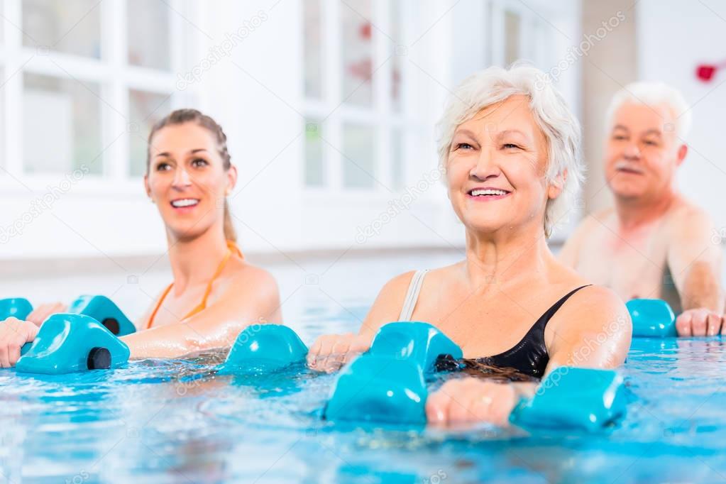 Seniorinnen und Senioren bei sanften Übungen im Wasser