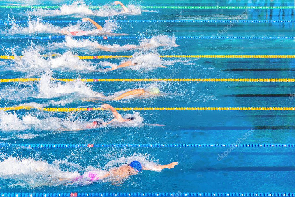 Kinder ziehen Schwimmbahnen im 50-Meter-Becken