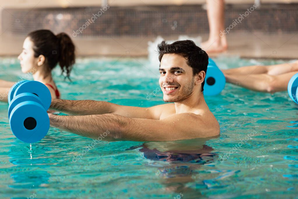 Gruppe beim Aquafitness-Kurs im Freibad